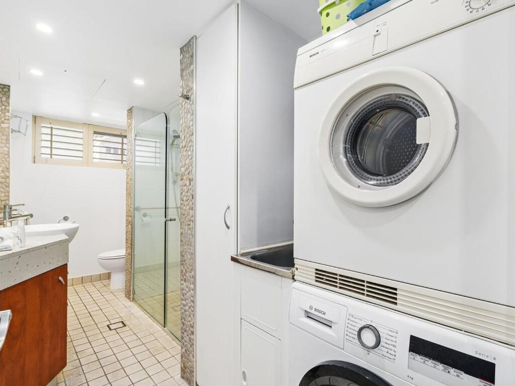 Апартаменты Goodwin Towers - Hosted By Burleigh Letting Голд-Кост Экстерьер фото